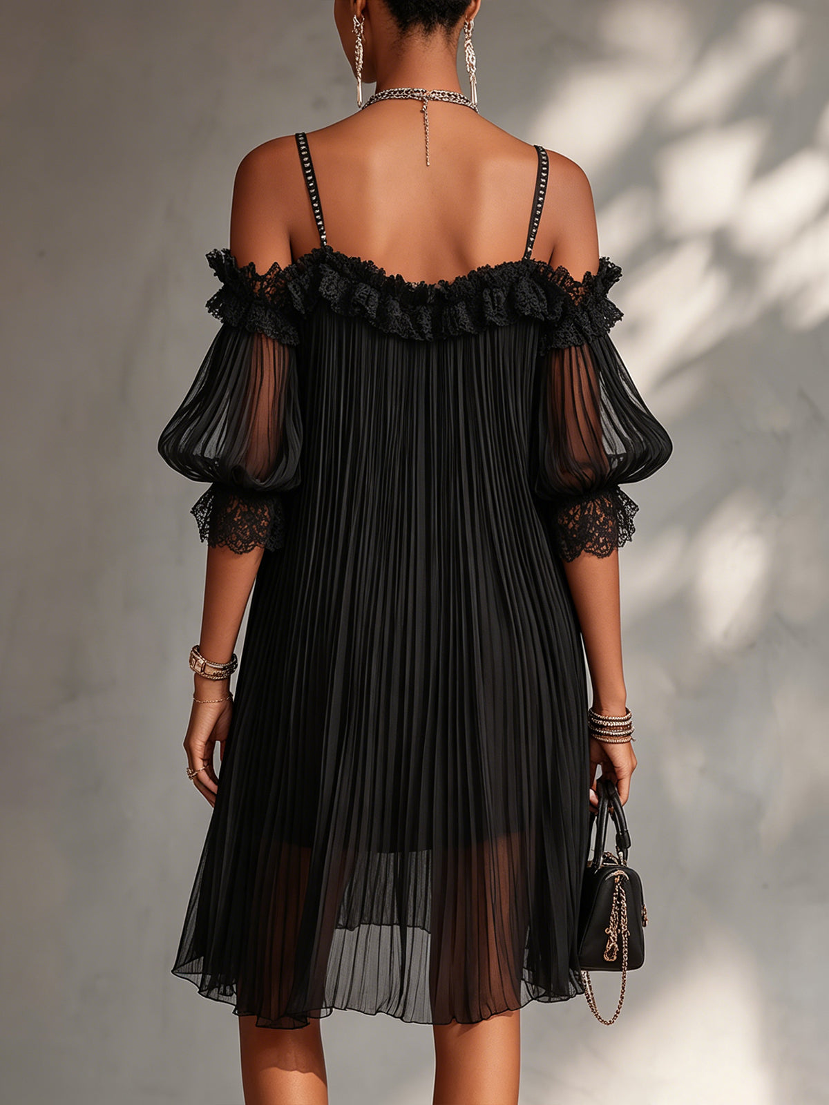 Margaret | Vestido mini negro de gasa con diseño de hombros descubiertos y acabado de encaje