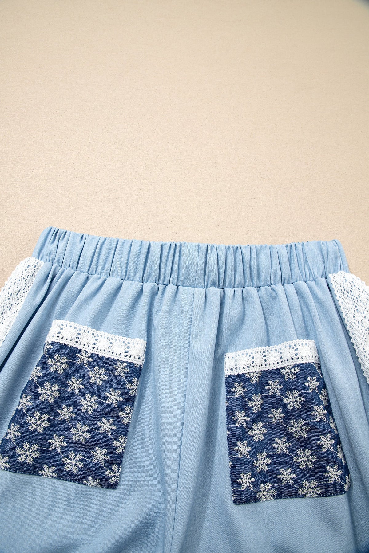 Valeria – Pantalón Wide Leg con Detalles Florales