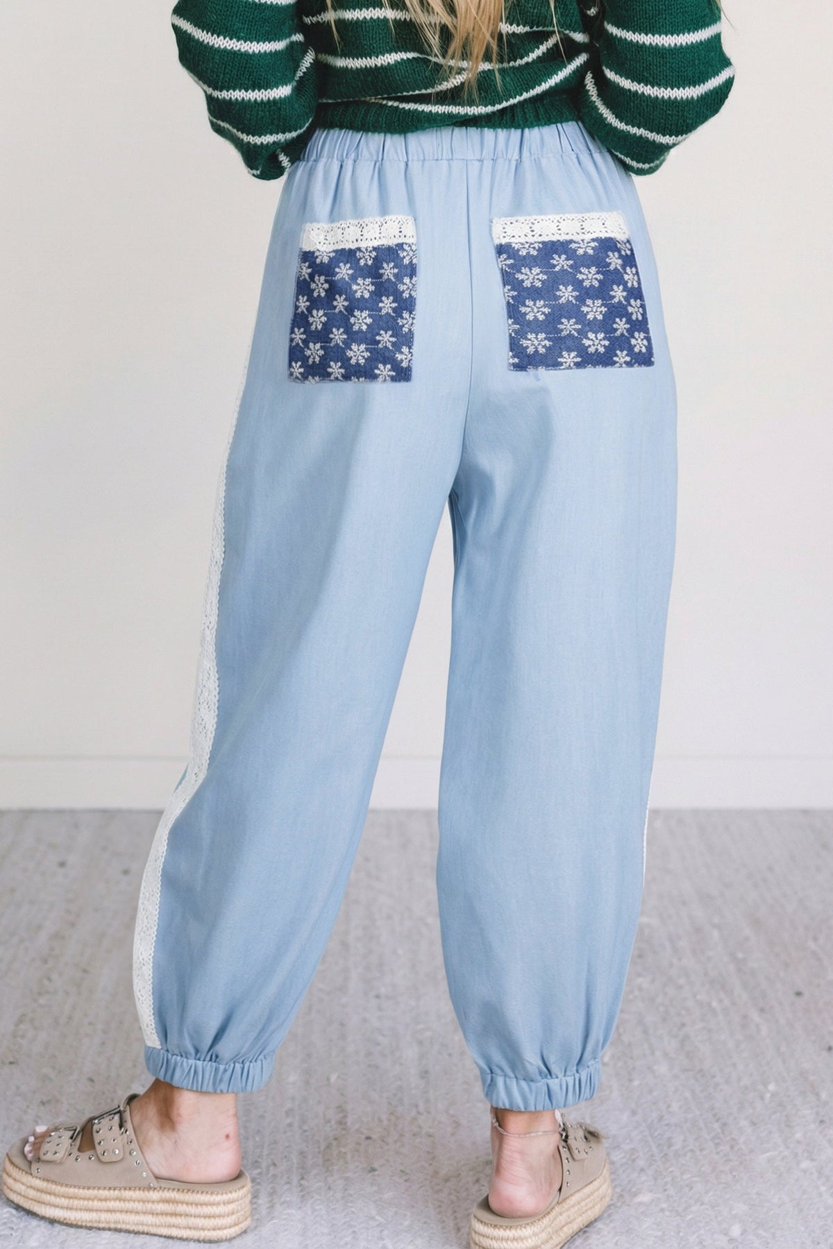 Valeria – Pantalón Wide Leg con Detalles Florales