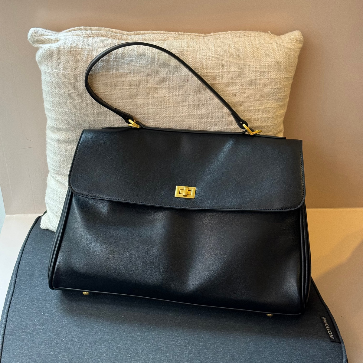 Ciara Essential | Bolso de hombro negro
