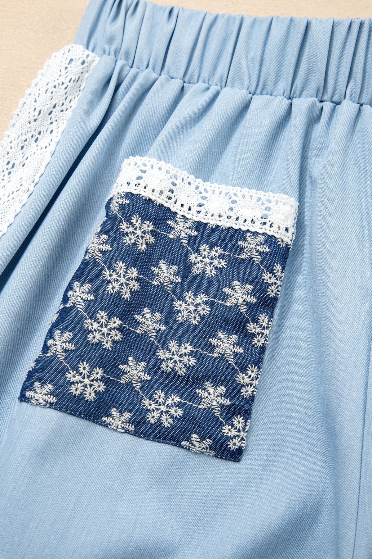 Valeria – Pantalón Wide Leg con Detalles Florales