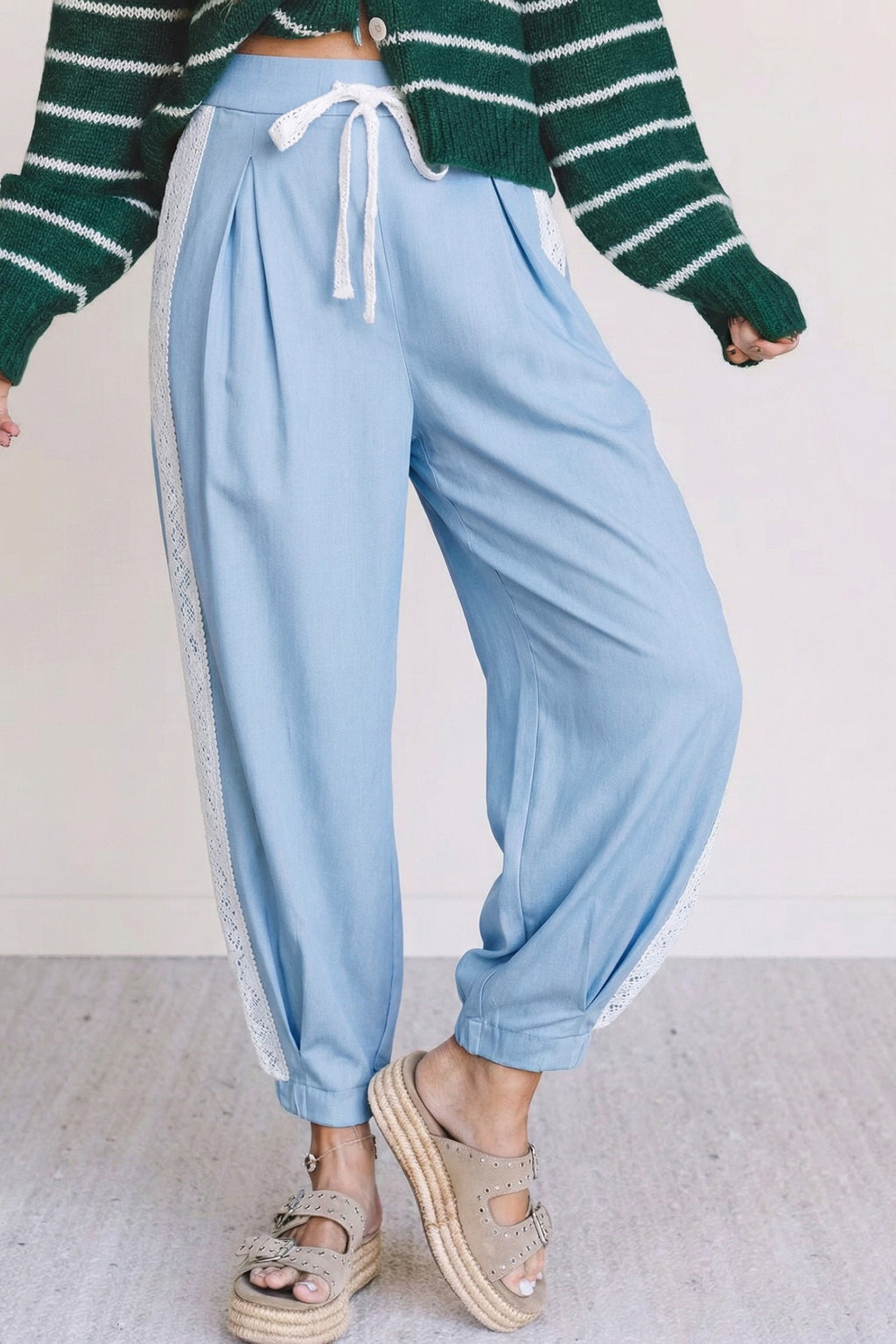 Valeria – Pantalón Wide Leg con Detalles Florales