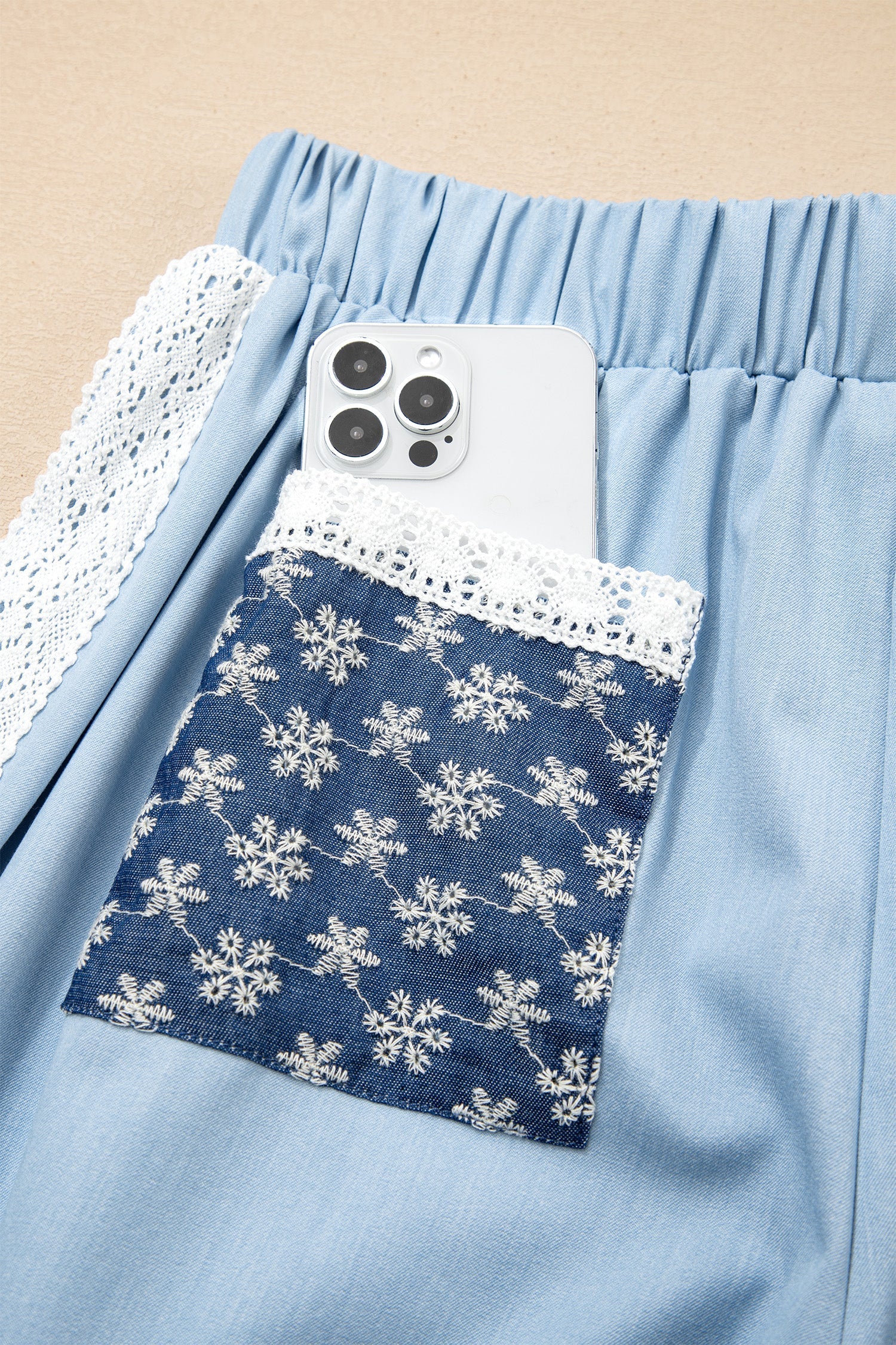 Valeria – Pantalón Wide Leg con Detalles Florales