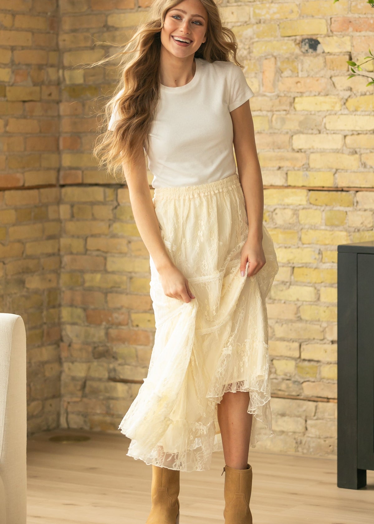 Lucía – Falda Midi de Encaje con Capas