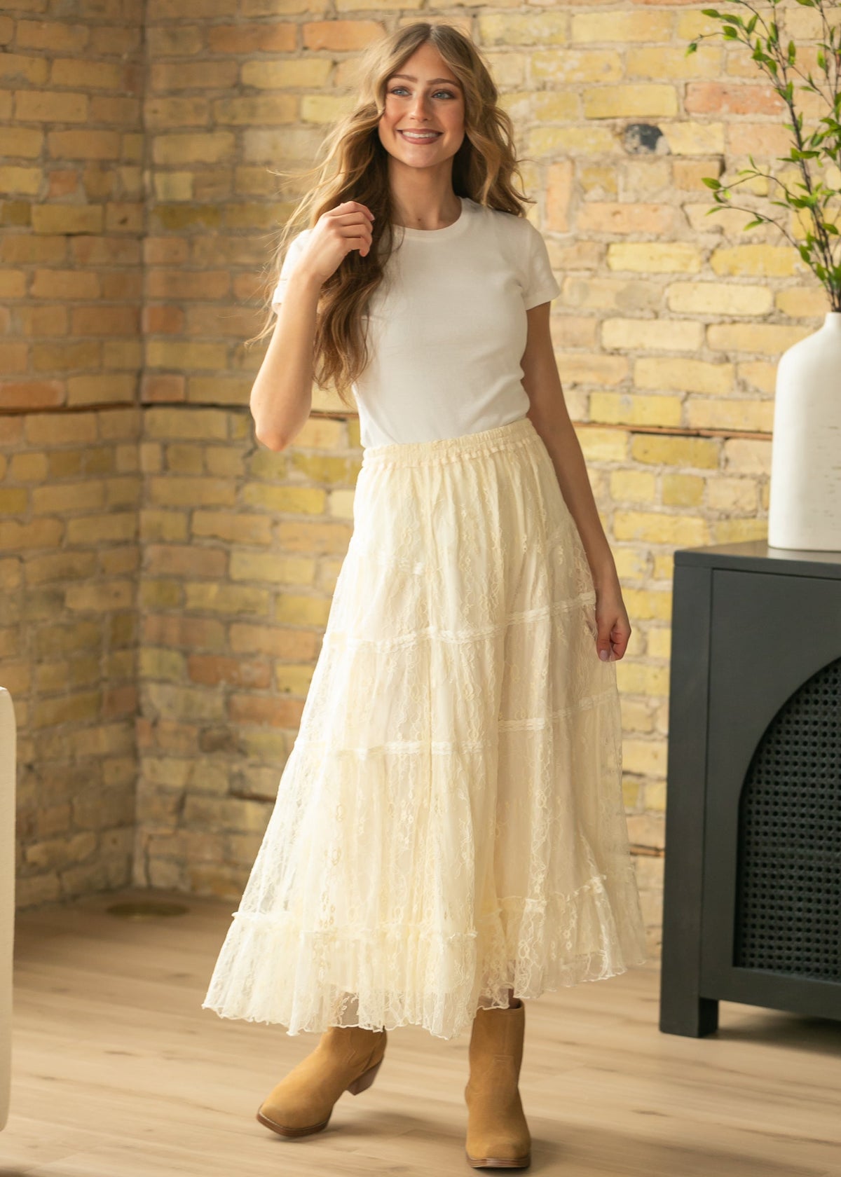 Lucía – Falda Midi de Encaje con Capas