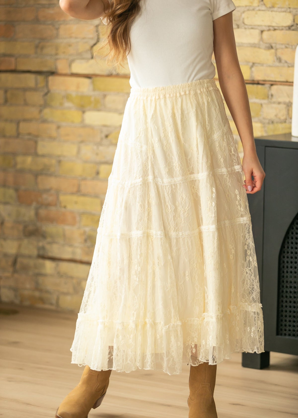 Lucía – Falda Midi de Encaje con Capas