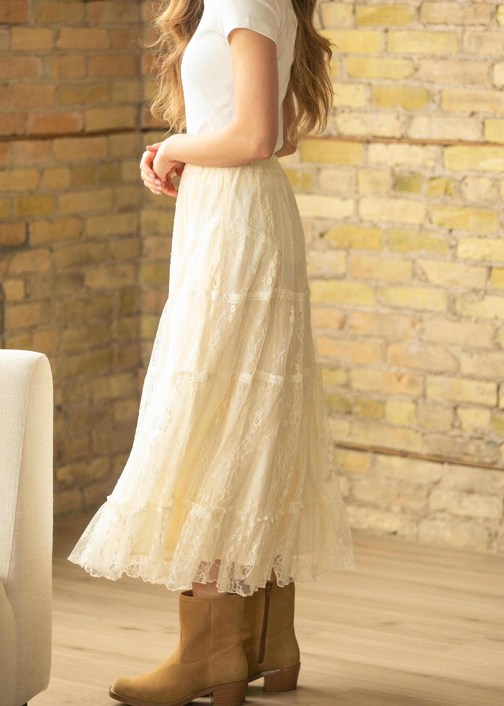 Lucía – Falda Midi de Encaje con Capas