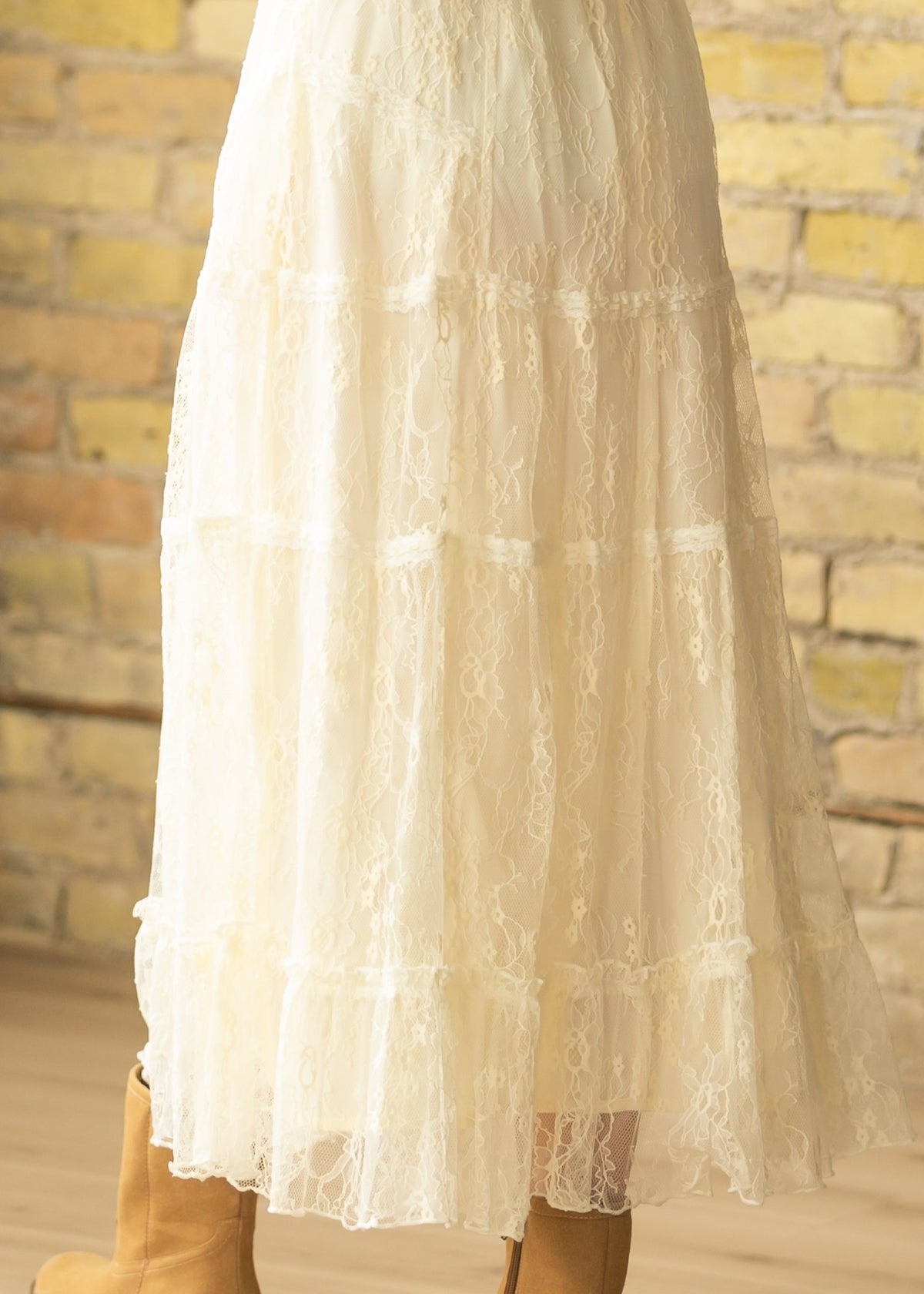 Lucía – Falda Midi de Encaje con Capas