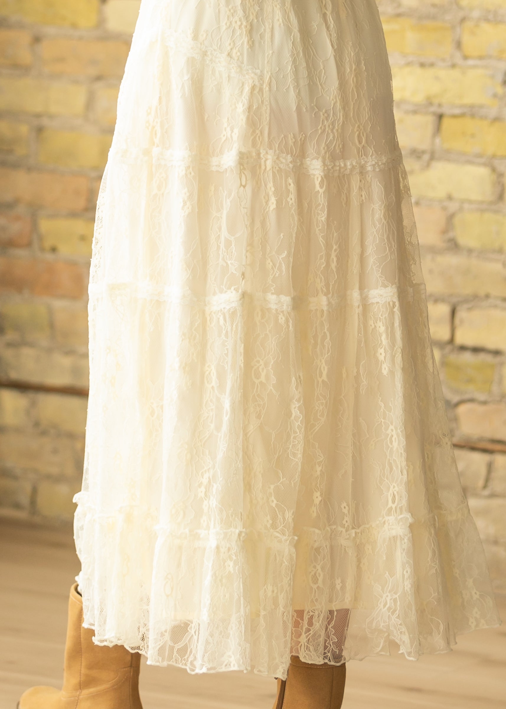 Lucía – Falda Midi de Encaje con Capas