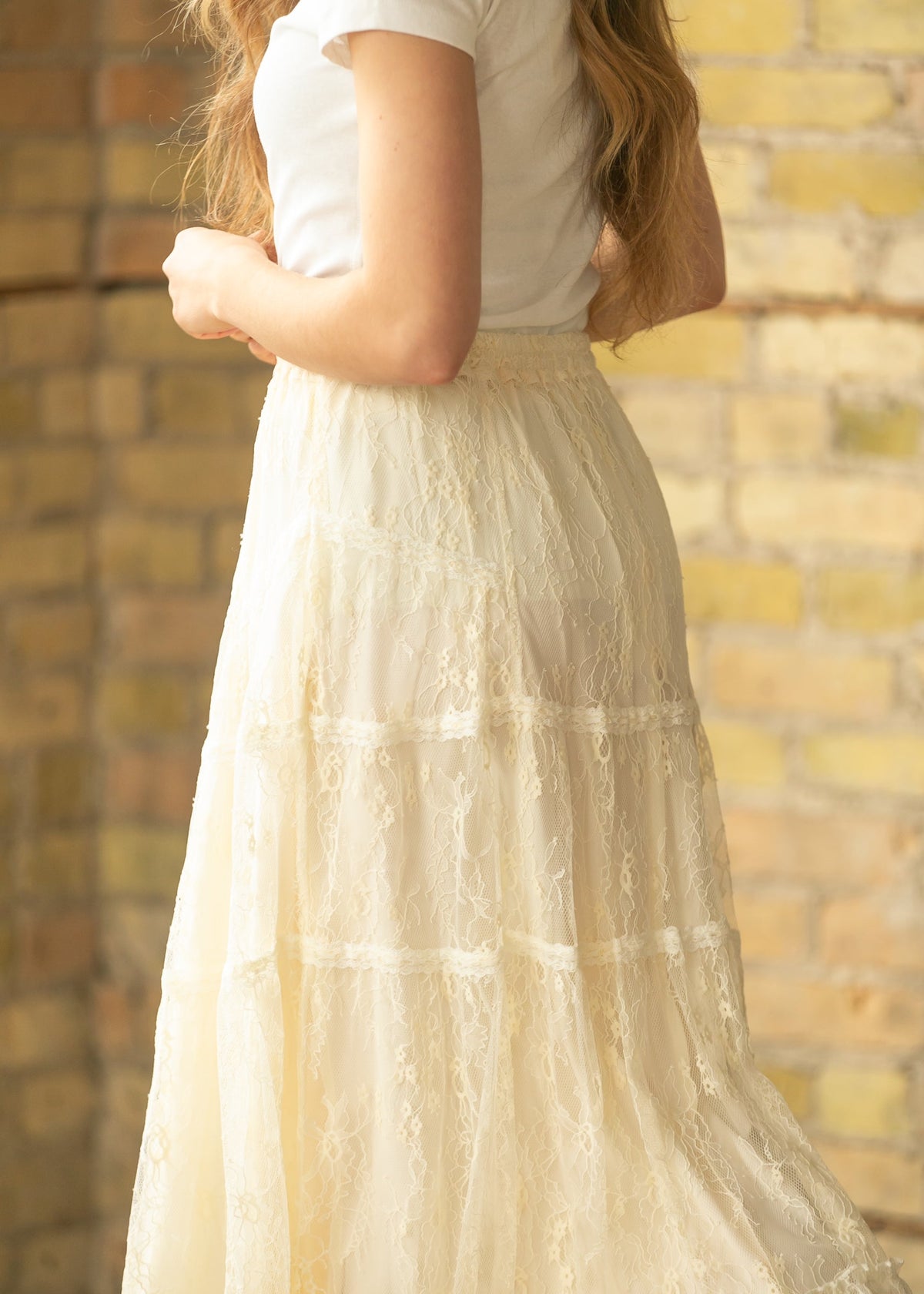 Lucía – Falda Midi de Encaje con Capas