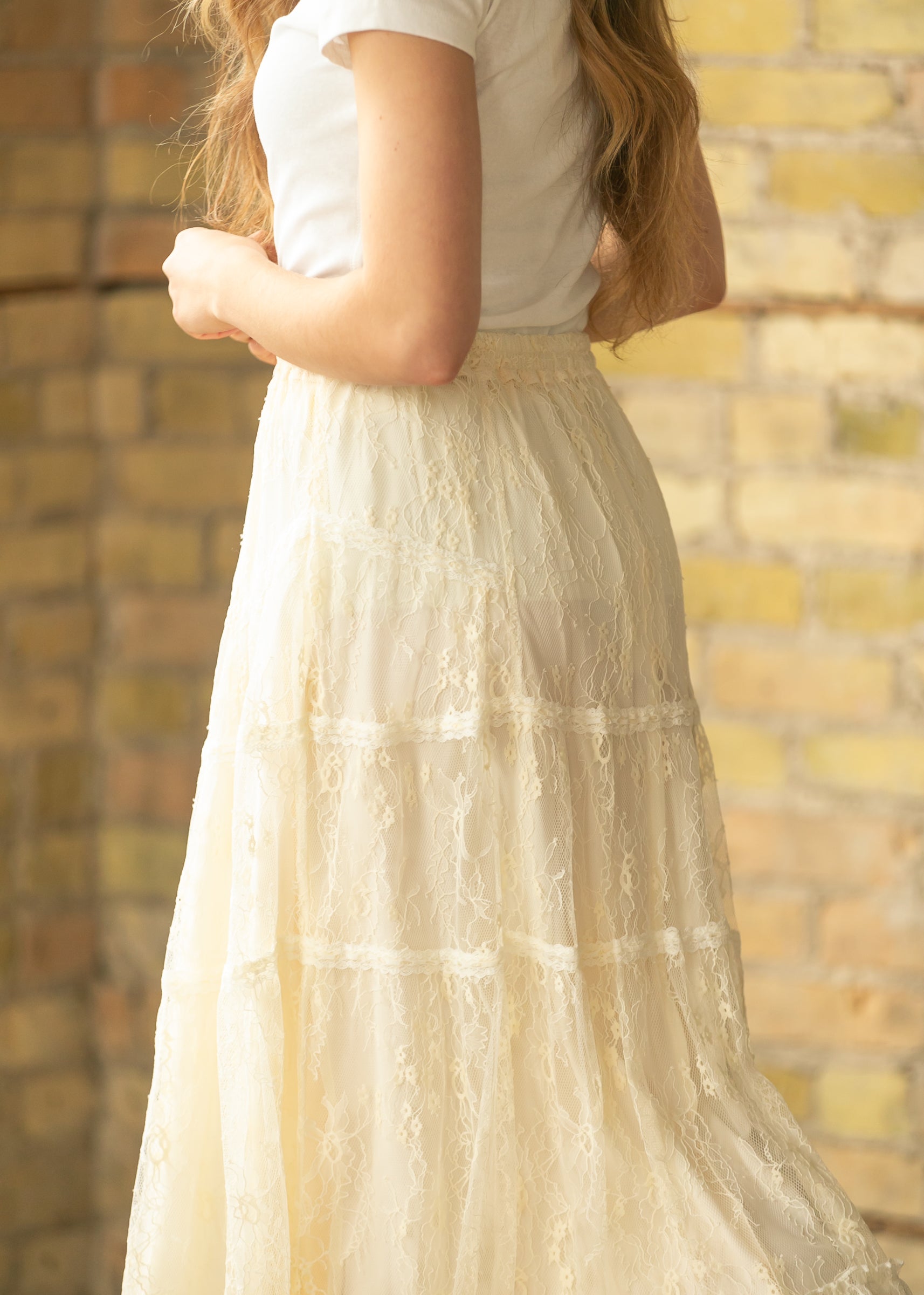 Lucía – Falda Midi de Encaje con Capas