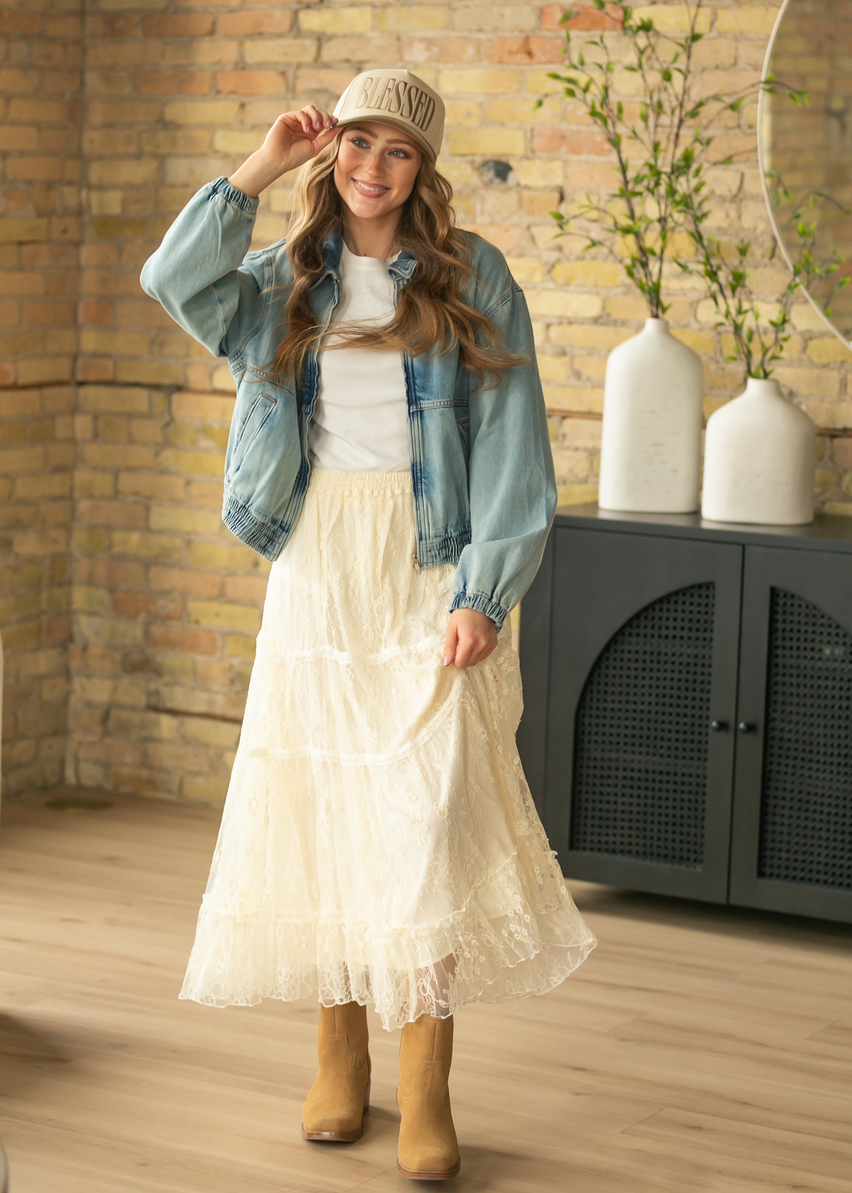 Lucía – Falda Midi de Encaje con Capas